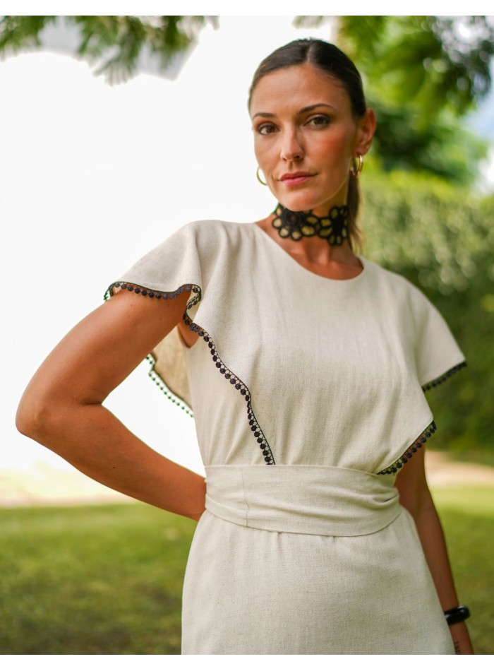 Vestido con bordado de borlas en color negro