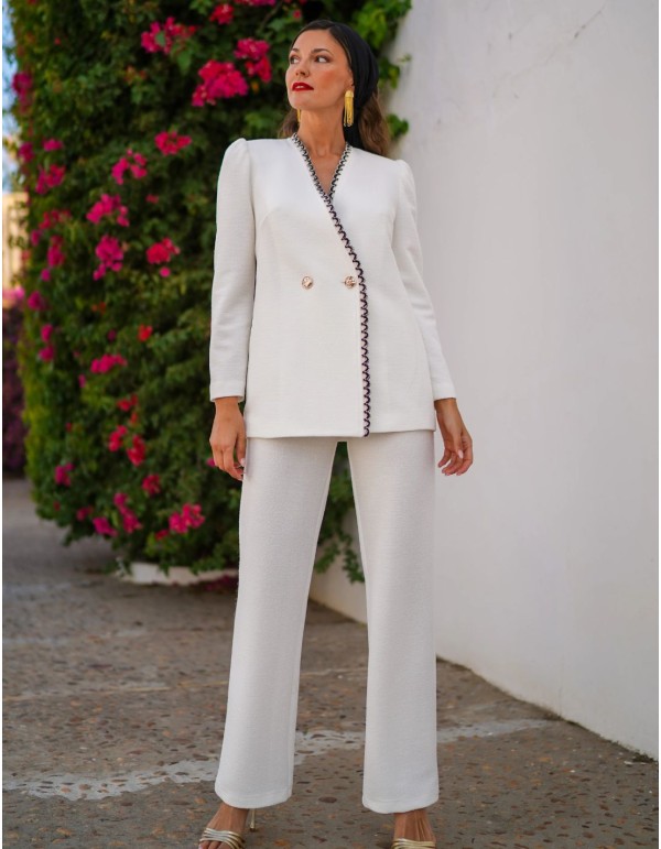 Costume deux pièces avec broderie noire et boutons dorés