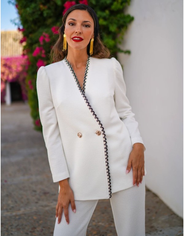 Costume deux pièces avec broderie noire et boutons dorés 2