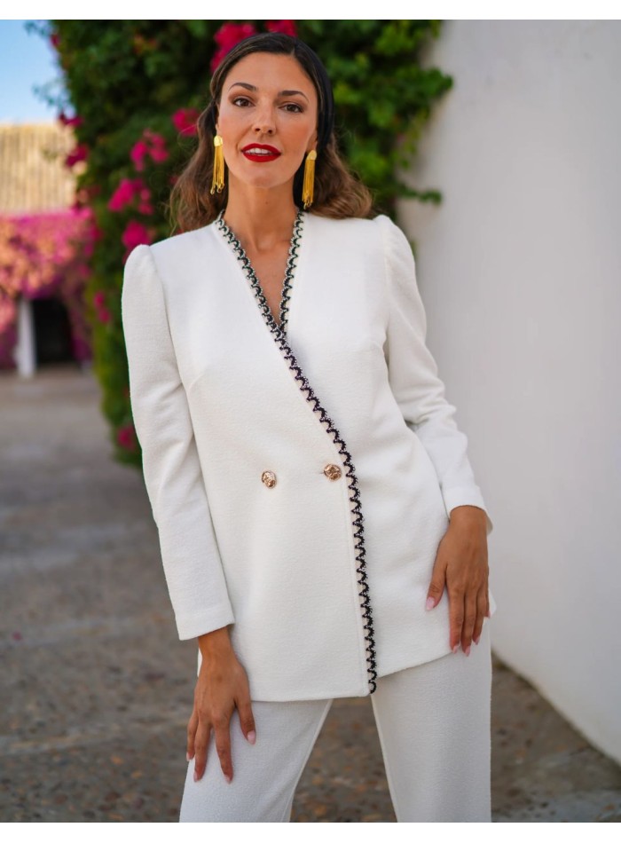 Traje de dos piezas con detalle de bordado en negro y botones dorados