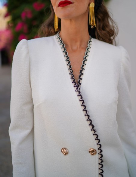 Traje de dos piezas con detalle de bordado en negro y botones dorados