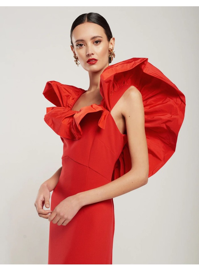 Vestido de fiesta largo con escote de maxivolante elegante