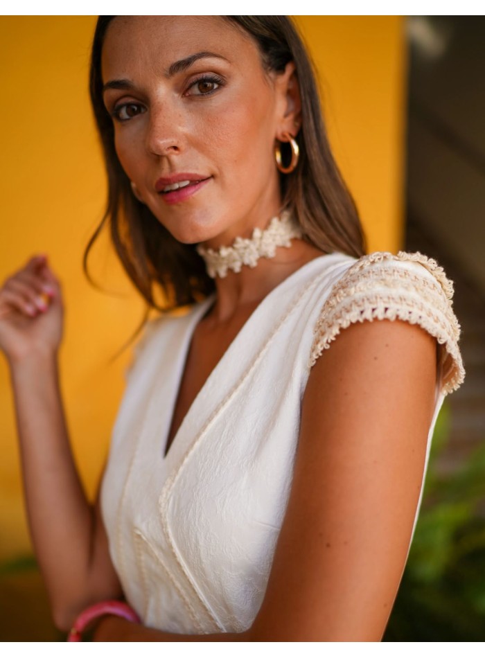 Vestido blanco con detalles en beige