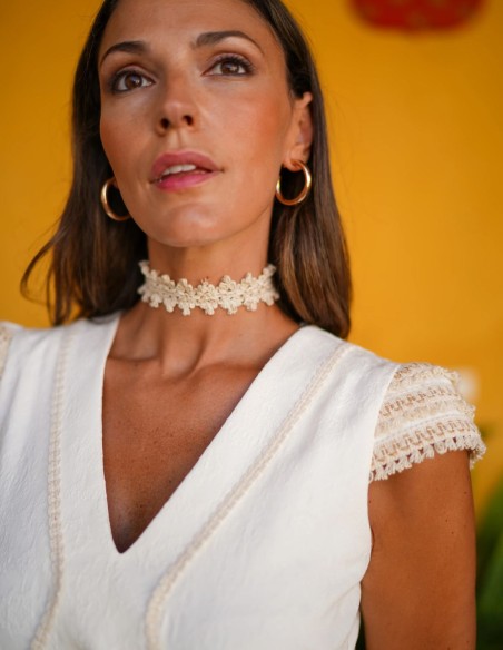 Robe midi blanche avec détails brodés beiges