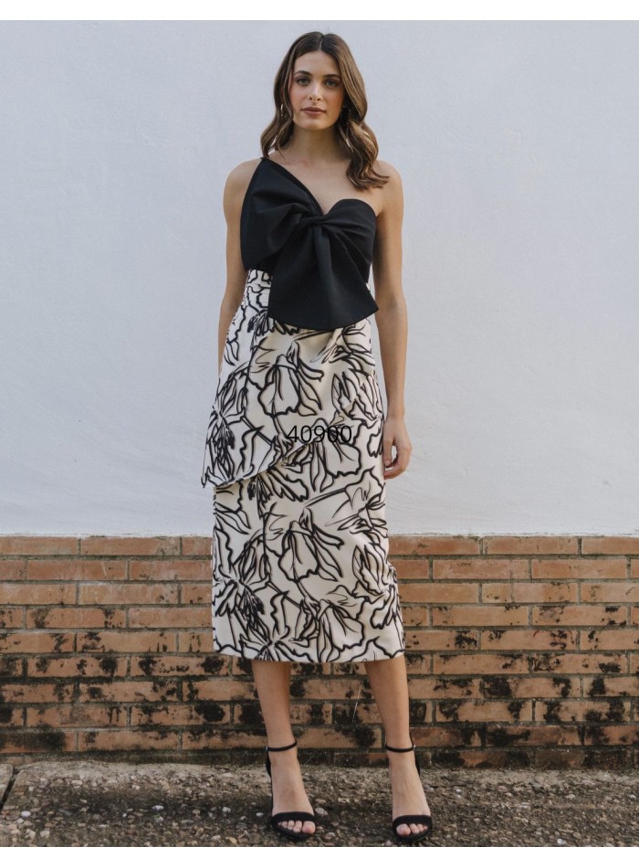 Midi skirt in black and white printed fabric...