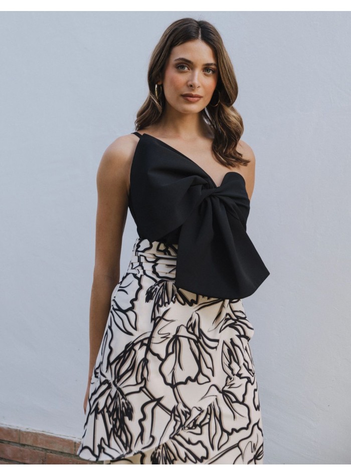 Midi skirt in black and white printed fabric...