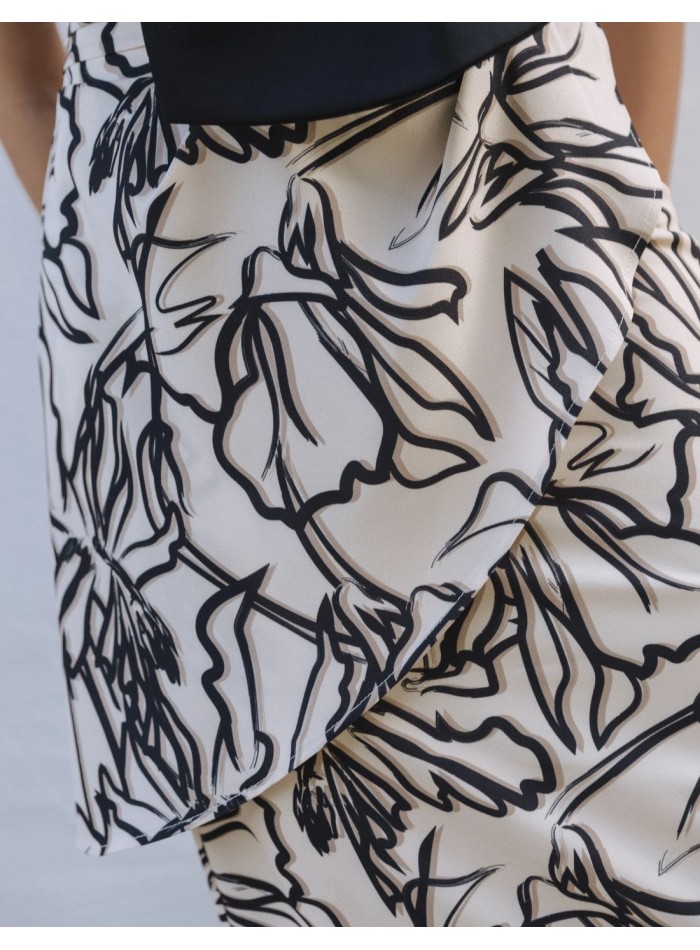 Midi skirt in black and white printed fabric...