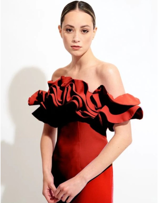 Vestido midi con escote bardot y manguitos de volantes para boda 2