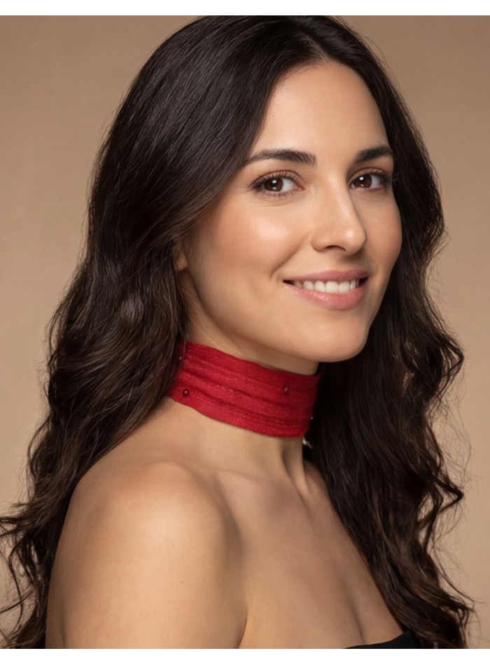 Tour de cou en satin rouge avec strass cousus à...