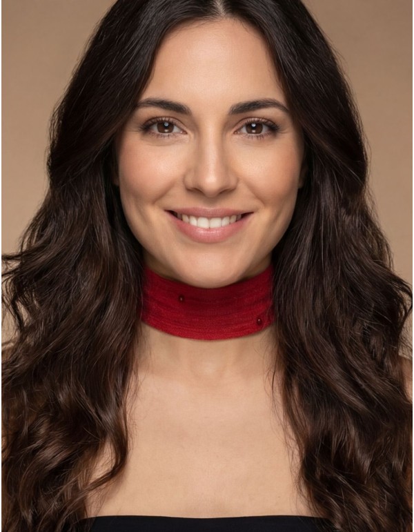 Choker rojo de raso con pedrería cosida a mano 2