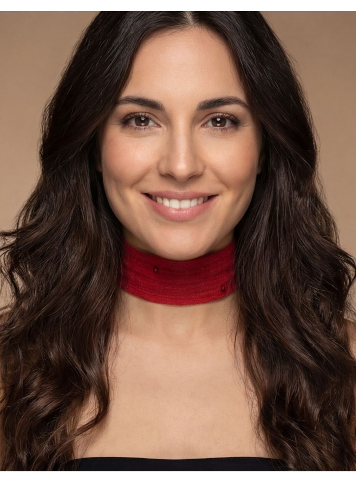 Tour de cou en satin rouge avec strass cousus à...