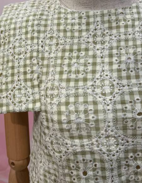 Embroidered cotton guest ensemble: elegance, comfort and versatility in one look