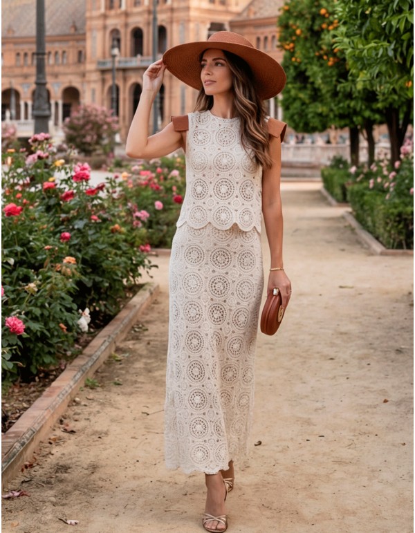 Conjunto de invitada en crochet beige con detalles marrones 2