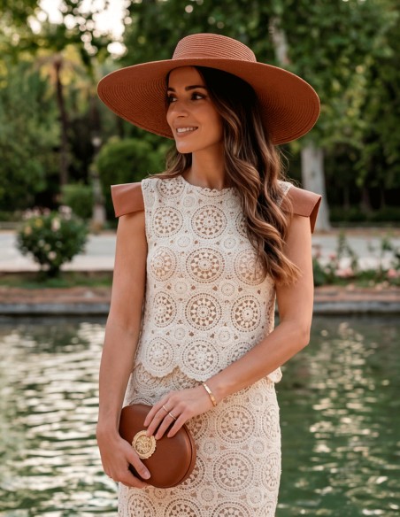 Tenue d'invité en crochet beige : élégance naturelle et sophistication artisanale