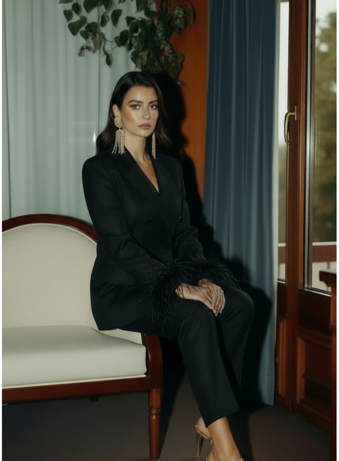 Blazer negra oversized de tejido estructurado con plumas en mangas
