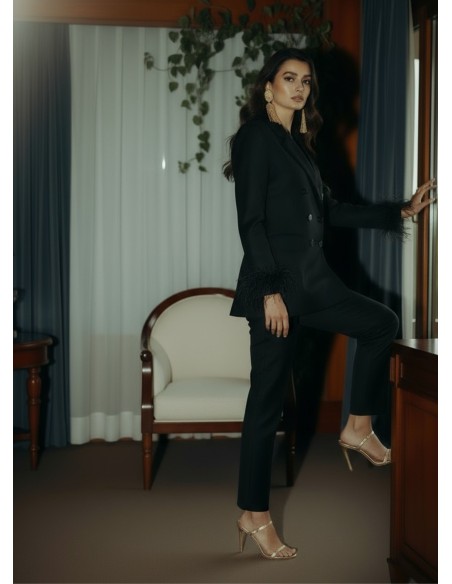 Blazer negra oversized de tejido estructurado con plumas en mangas