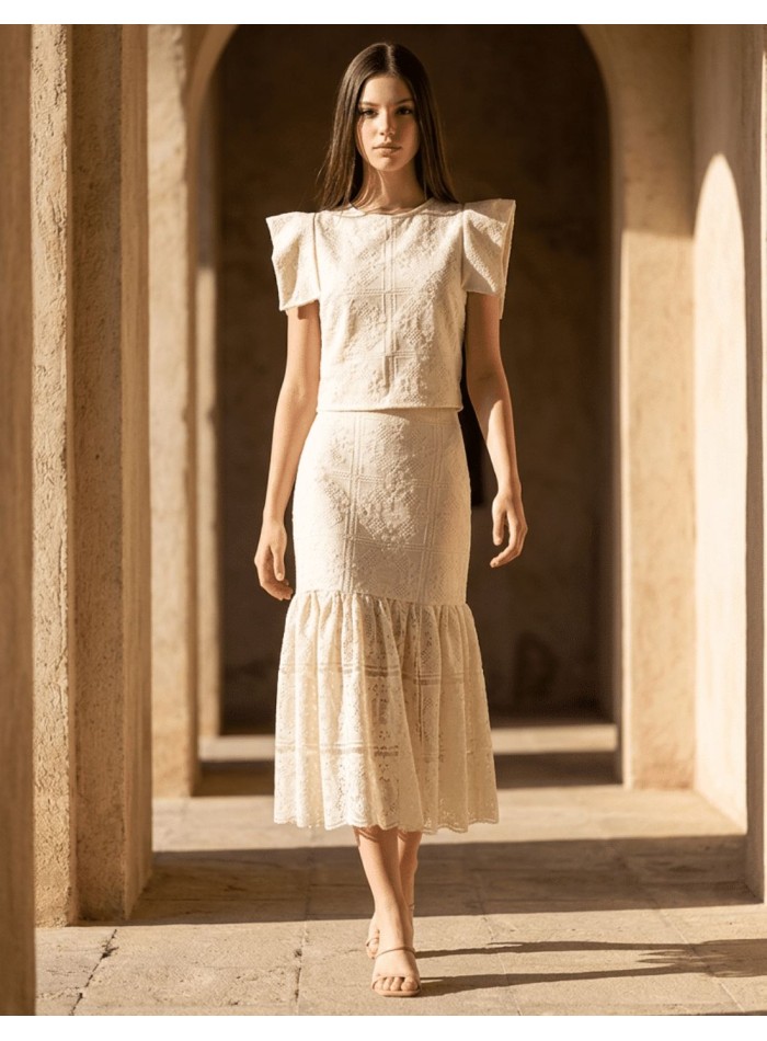 Ecru lace top with side opening sleeve