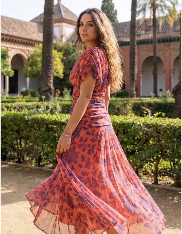 Robe midi avec une jupe flottante et drapée à la taille