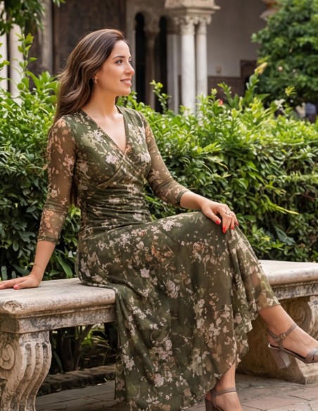 Robe midi imprimée verte avec décolleté en V et jupe à volants pour l'invitée