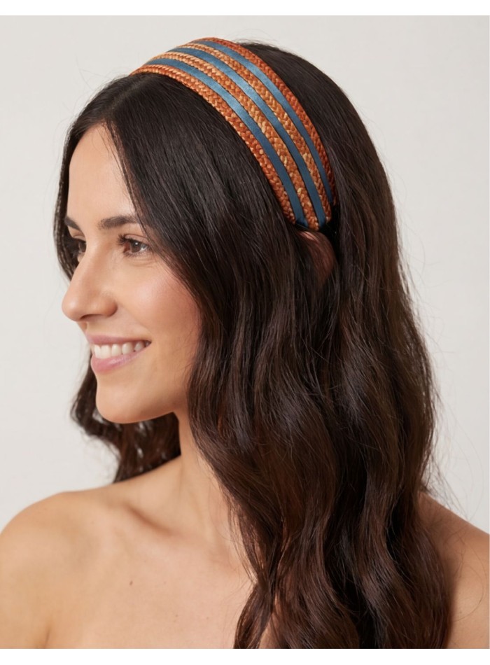 Diadema para invitada confeccionada en paja y raso azul