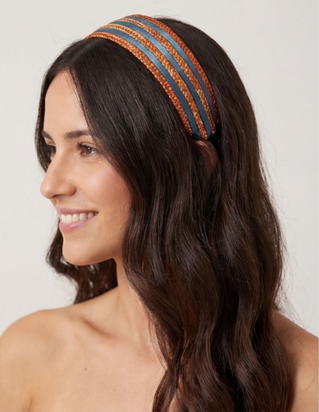 Diadema para invitada confeccionada en paja y raso azul