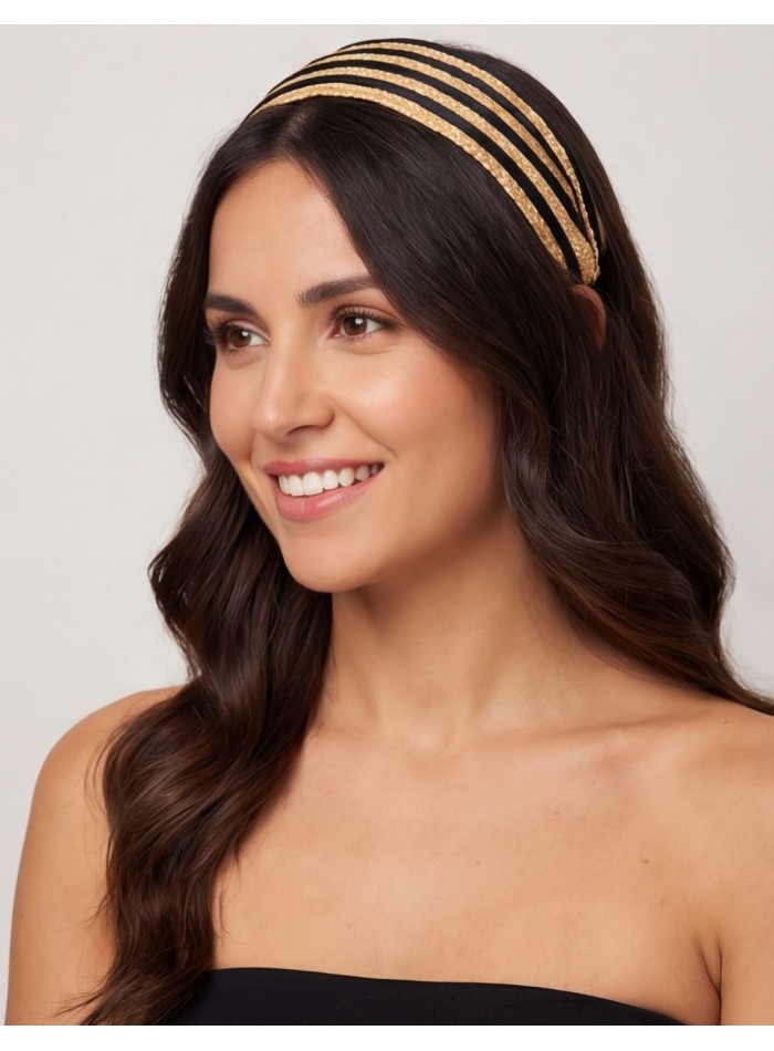 Diadema de paja confeccionada con seda negra para invitada