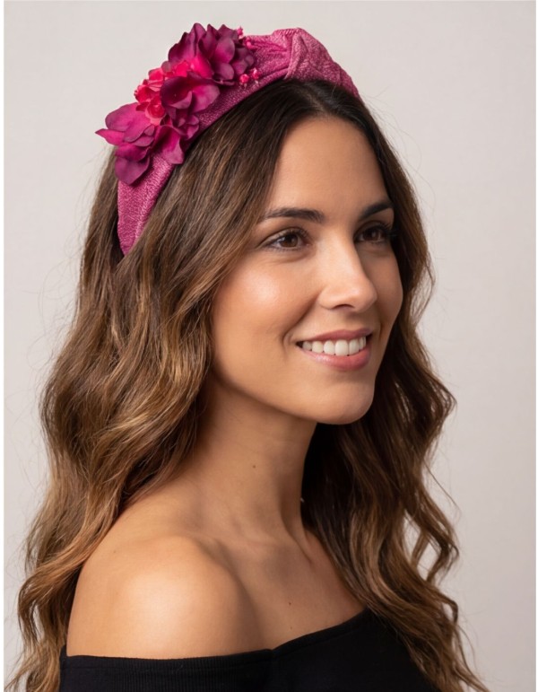 Diadema para invitada en sinamay de seda en rosa buganvilla