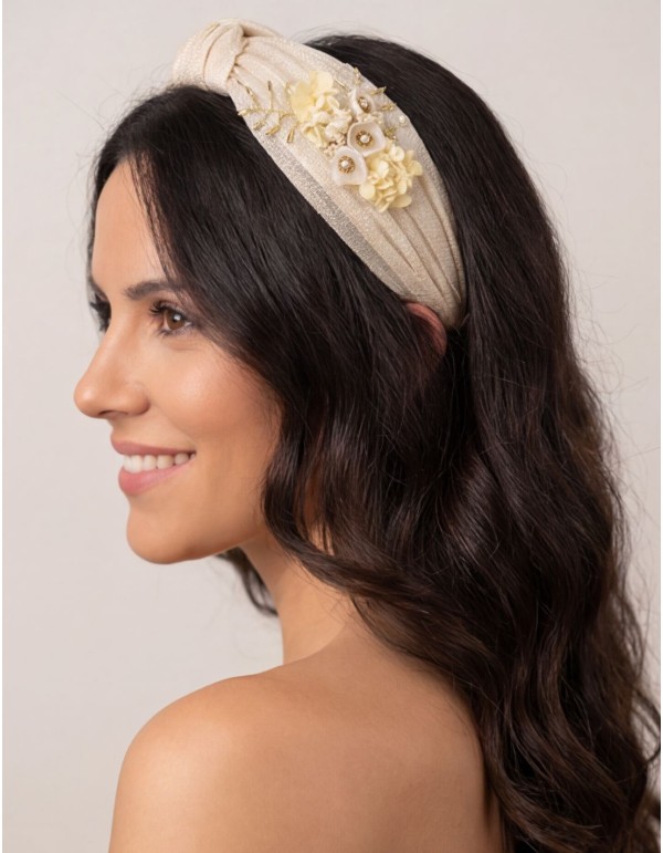 Diadema confeccionada en sinamay de seda beige con detalles de flores