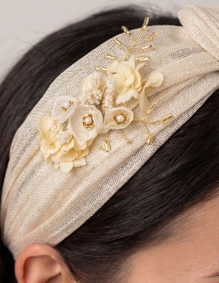 Diadema beige en sinamay de seda para novia