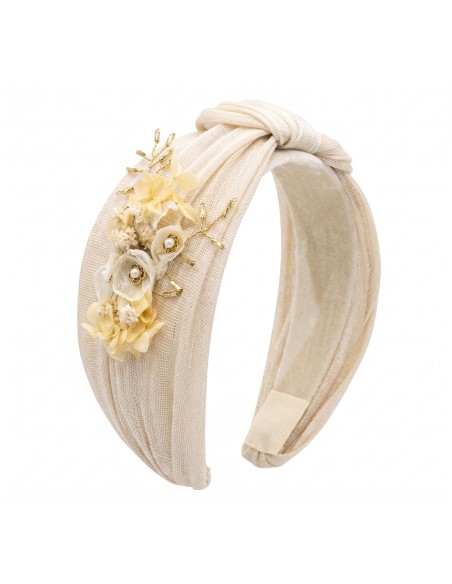 Diadema confeccionada en sinamay de seda beige con detalles de flores