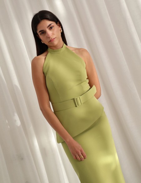 Conjunto en amarillo mantequilla con cuello halter y falda midi