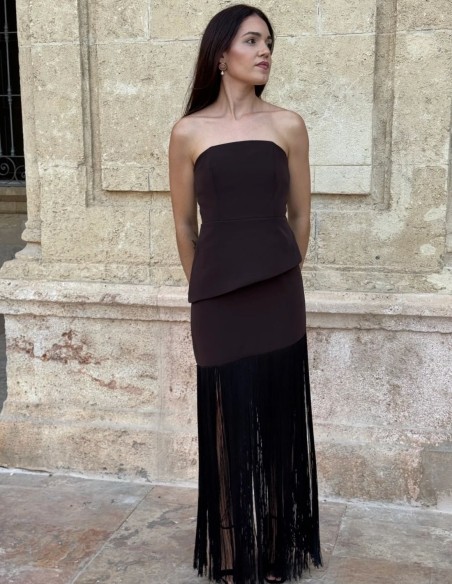 Conjunto para invitada con top palabra de honor y falda asimétrica de flecos