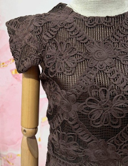 Conjunto de invitada marrón de dos piezas con falda midi