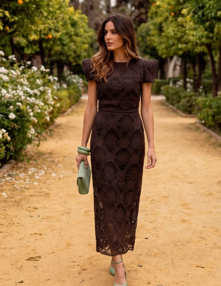 Parure d'invité marron : élégance sophistiquée pour les événements et les occasions spéciales