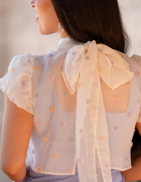 Vestido midi con corte recto y capelina de organza para invitada