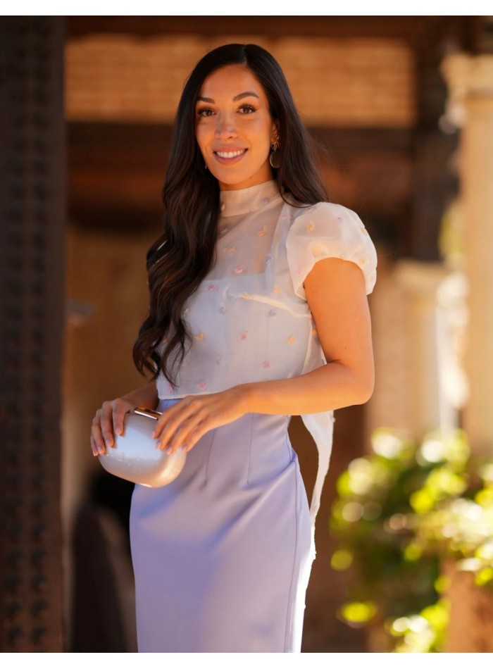 Vestido midi con corte recto y capelina de organza para boda