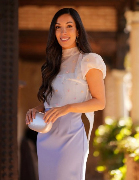 Vestido midi con corte recto y capelina de organza para boda