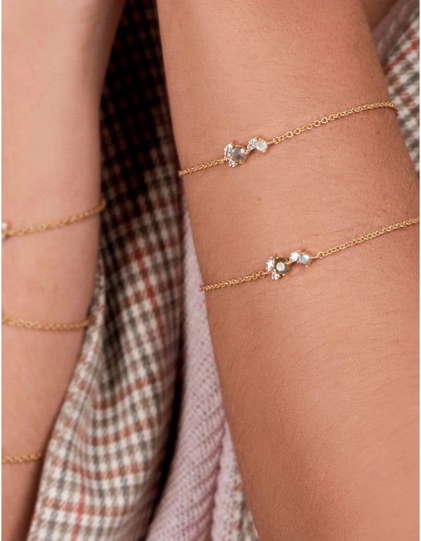 Bracelet en chaîne fine dorée avec petites pierres...