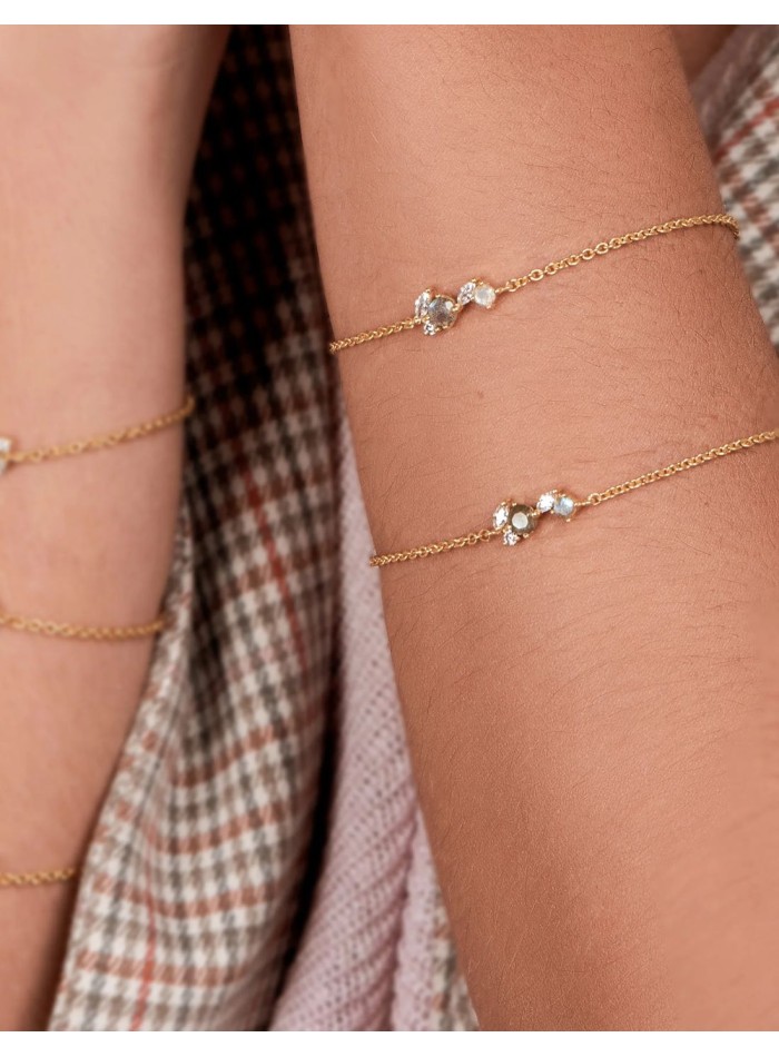 Bracelet en chaîne fine dorée avec petites...