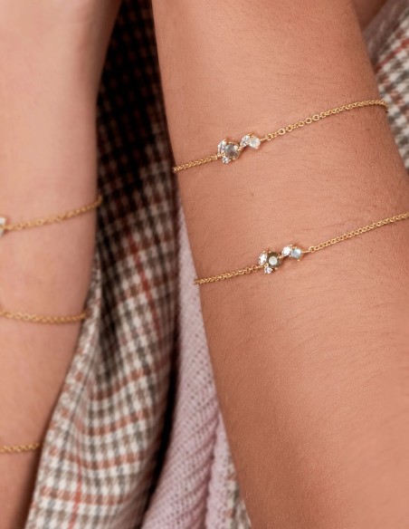 Bracelet en chaîne fine dorée avec petites pierres naturelles