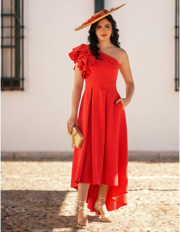 Robe midi en crêpe rouge avec encolure asymétrique