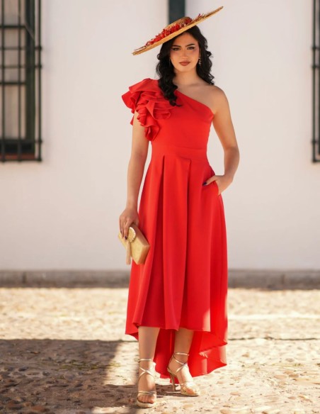 Robe midi en crêpe rouge avec encolure asymétrique