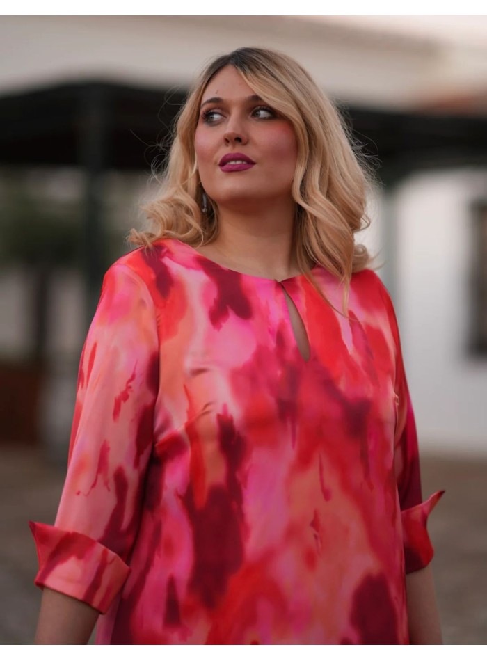 Casaca de tejido estampado en tonos rosas