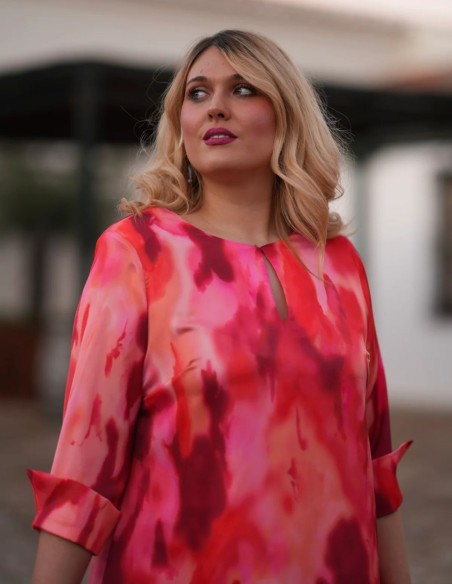 Casaca de tejido estampado en tonos rosas