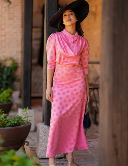 Robe midi en satin avec imprimé à pois roses et col chemise asymétrique