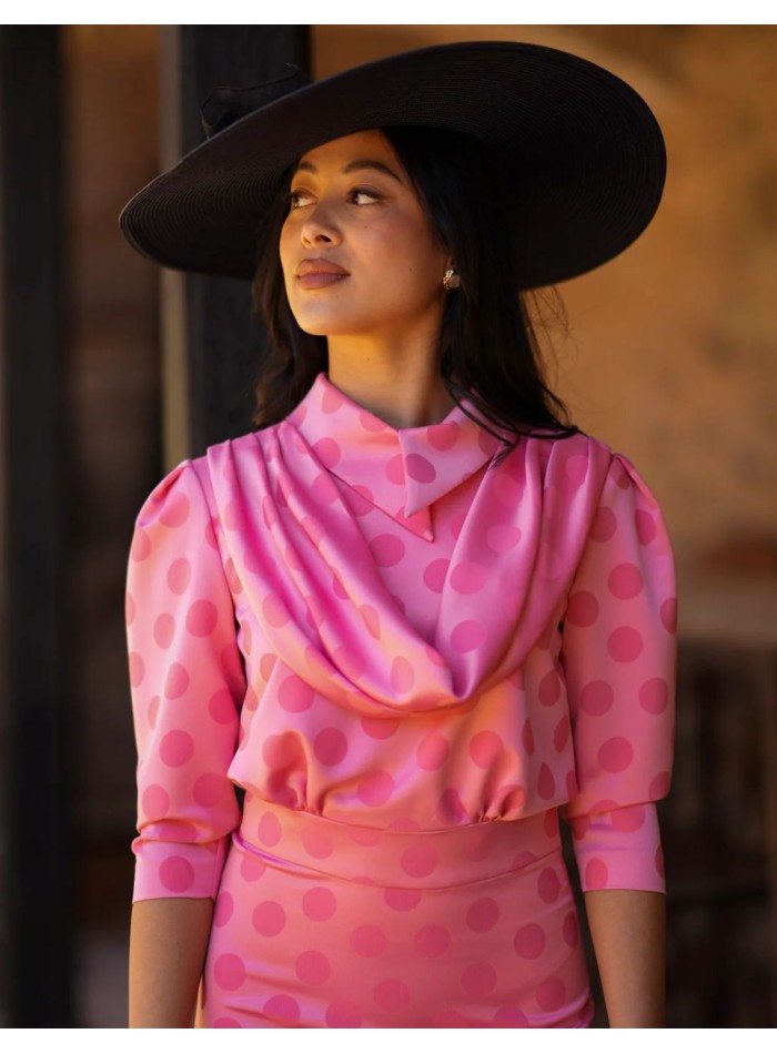 Robe midi en satin avec imprimé à pois roses et...