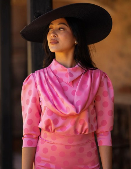 Robe midi en satin avec imprimé à pois roses et col chemise asymétrique