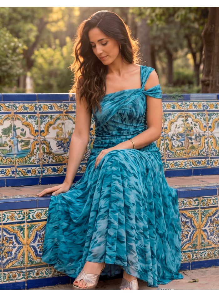 Vestido midi estampado azul: frescura y elegancia para invitadas de día y noche
