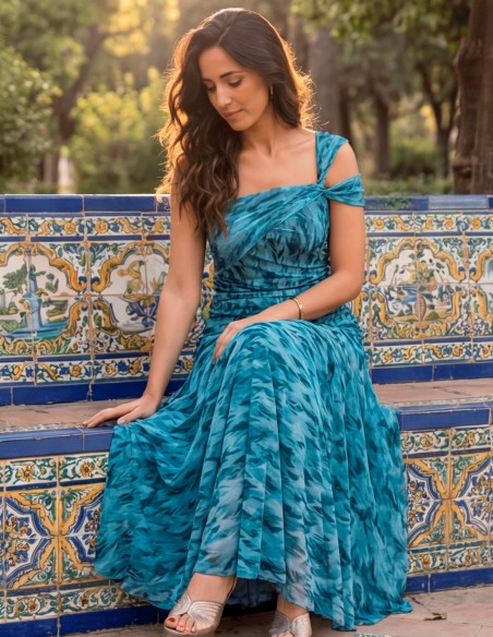 Printed midi dress in blue tones with asymmetrical neckline and draped. An elegant and very flattering design ideal for guests.