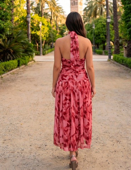 Vestido midi halter estampado en tonos rosas para invitada